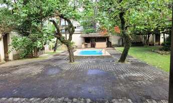 Imagem 4: Casa para venda tem 745 metros quadrados com 5 quartos