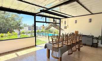 Imagem 2: Linda casa com dois lotes no Ninho Verde 1, contendo 3 suítes, totalmente mobiliada