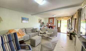 Imagem 7: Casa 298m², amplo pátio com piscina Central