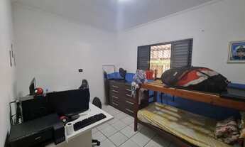 Imagem 3: 2 casas com: sala, cozinha, 2 quartos, sendo um suíte e garagem coberta para 1 carro