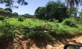 Imagem 4: Terreno plano,com toda infra estrutura ,sem vegetação.Ao lado da Av. das Bandeiras