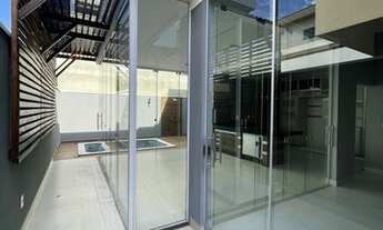 Imagem 4: Casa a venda com 220 metros quadrados com 3 quartos, 3 suítes, varanda gourmet e piscina a