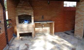 Imagem 4: Belíssima casa, repleta de armários, com escritório, piso em madeira, e com churrasqueira