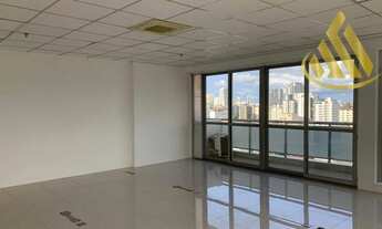 Imagem 4: Sala comercial de 224 m², totalmente reformada e climatizada, sacada com vista privilegiad