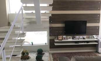 Imagem 2: Casa de Condomínio Sobrado para Venda com 220m² com com 4 quartos (2suítes) e Piscina!