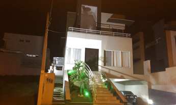 Imagem: Sobrado em condomínio de alto padrão