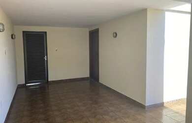 Imagem 2: Casa térrea no bairro Jardim Macedo com 3 dormitórios mais edícula para locação, por R$ 3