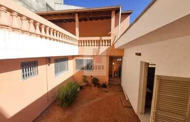 Imagem 3: Casa térrea com três dormitórios uma edicula e garagem para três carros