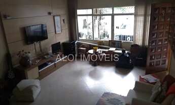 Imagem 3: Casa, de frente para praça das corujas. Casas cercadas por um imenso bosque com arvores d