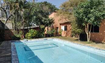 Imagem: Casa térrea, 728m2 de terreno, 327m2 construídos