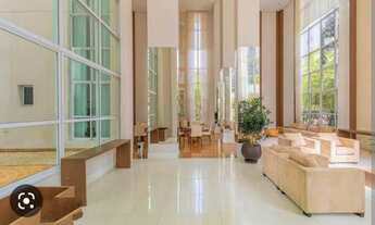 Imagem: Suntuoso edifício, recuado ajardinado