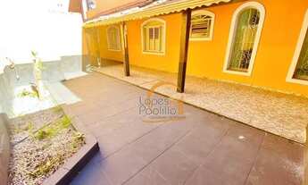 Imagem: Casa à venda há poucos passos de várias