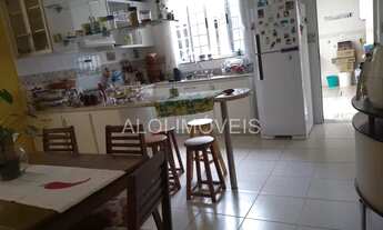 Imagem 6: Casa, de frente para praça das corujas. Casas cercadas por um imenso bosque com arvores d