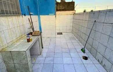 Imagem 5: Kitão com Grande Quintal e Vaga de Garagem no Caiçara, Apenas 70 Metros da Praia