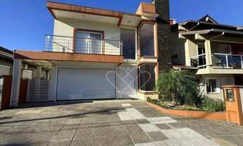 Imagem: Ampla Casa com 4 Dormitórios e Lareira