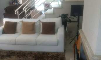 Imagem 2: Casa de condomínio Alphaville para venda possui 300 metros quadrados com 4 quartos