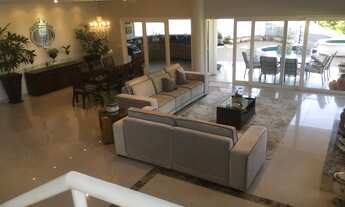 Imagem 2: Casa de esquina a venda com 550 m², 4 suítes, 6 vagas cobertas - Próximo portaria - Alphav