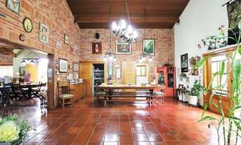 Imagem 7: Casa térrea construida em lote duplo com excelente acabamento e estilo rústico. Venha conh