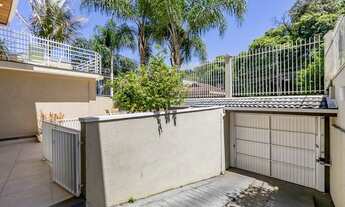 Imagem 5: Sobrado triplex com piscina, 4 quartos, sendo 3 suítes, e 7 banheiros, no bairro Mercês, C