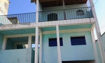 Imagem: Casa com mirante e amplo quintal no jardim