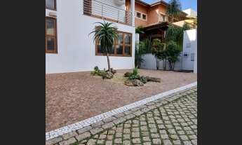 Imagem 3: Casa de condomínio para venda tem 330 metros quadrados com 5 quartos