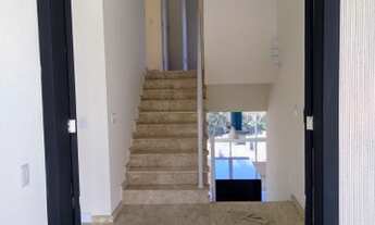 Imagem 6: Casa no condomínio Bella Cittá Fazenda Rodeio possui 310 metros quadrados com 4 suítes