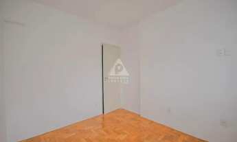 Imagem 7: Apartamento com 3 quartos e dependência completa em rua nobre no bairro de Laranjeiras!