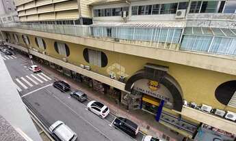 Imagem 4: Apartamento localizado no centro de Florianópolis, próximo ao Clube Lira, com 2 d sendo 1