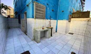 Imagem 6: Kitão com Grande Quintal e Vaga de Garagem no Caiçara, Apenas 70 Metros da Praia