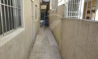 Imagem 6: Casa térrea com 1 dormitório, sala, cozinha, banheiro, área de serviço, 1 vaga de garagem