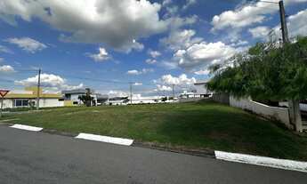 Imagem: Terreno de Esquina e Plano no Condomínio