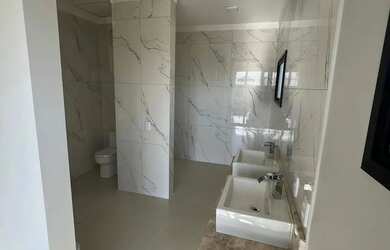 Imagem 7: Sobrado de alto padrão com piscina no Terras Alpha 2 Frente para praça