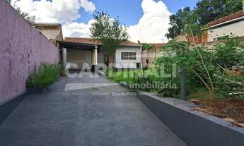 Imagem: Casa com amplo terreno, ótima localização