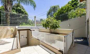 Imagem 4: Sobrado triplex com piscina, 4 quartos, sendo 3 suítes, e 7 banheiros, no bairro Mercês, C