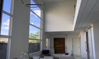 Imagem 4: Casa moderna a venda no condomínio Real Park Arujá possui 3 suítes e piscina privativa