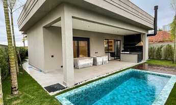 Imagem 1: Casa de condomínio para venda possui 235 metros quadrados com 3 quartos