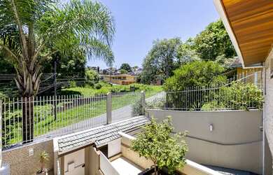 Imagem 7: Sobrado triplex com piscina, 4 quartos, sendo 3 suítes, e 7 banheiros, no bairro Mercês, C