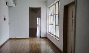 Imagem 2: Conjunto comercial com salas envidraçadas, recentemente reformado, em localização ideal do