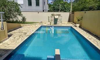 Imagem: Linda casa com muito verde em bairro tranquilo