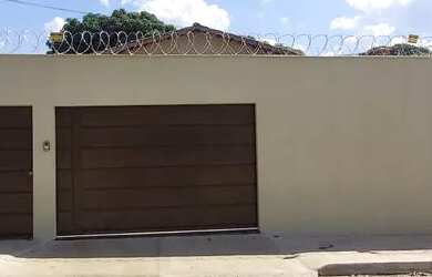 Imagem 5: Casa em rua pública