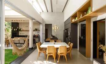 Imagem 4: Casa térrea mobiliada, com 210 m² privativos, 4 quartos, 3 suítes, varanda gourmet, gramad