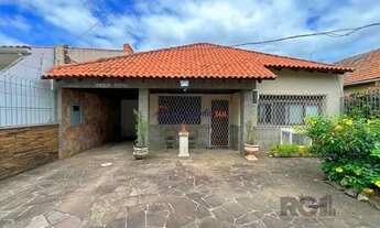 Imagem 2: Casa em Porto Alegre, no bairro Guarujá, com 5 dormitório(s), e 5 banheiros, à venda