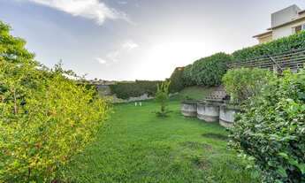 Imagem 7: Casa espaçosa com quintal gramado em Sousas