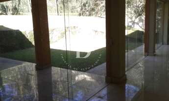 Imagem 2: Casa de condomínio com conceito elegante e acabamentos unicos