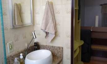 Imagem 2: Sobrado para venda possui 187 metros quadrados com 3 quartos em Uberaba - Curitiba - PR