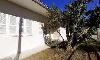 Imagem: Casa com piscina e energia solar centro