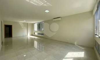 Imagem 3: Esplendido apartamento 1 por andar com elevador privativo quadra da praia no Coração do Go