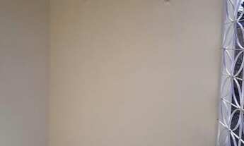 Imagem 3: Casa com 2 quartos, 1 banheiro, sala, cozinha, varanda e área de serviço, gradeada. No bai