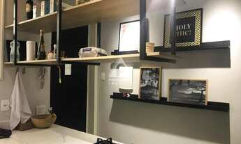 Imagem 3: Amplo Quarto e sala reformado por Arquiteto em Rua Cobiçada no Leblon