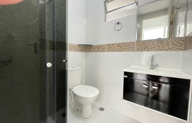 Imagem 6: Apt Tenysson Fontes no Santa Lucia 2/4 sombra com armários modulados na cozinha.<br&gt